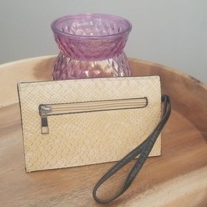 Neutral wristlet clutch